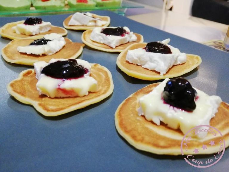 Blinis au camembert et à la confiture de mûre