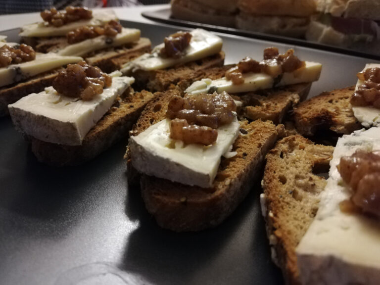 Petits toasts à la fourme d’ambert et à la compotée de poire